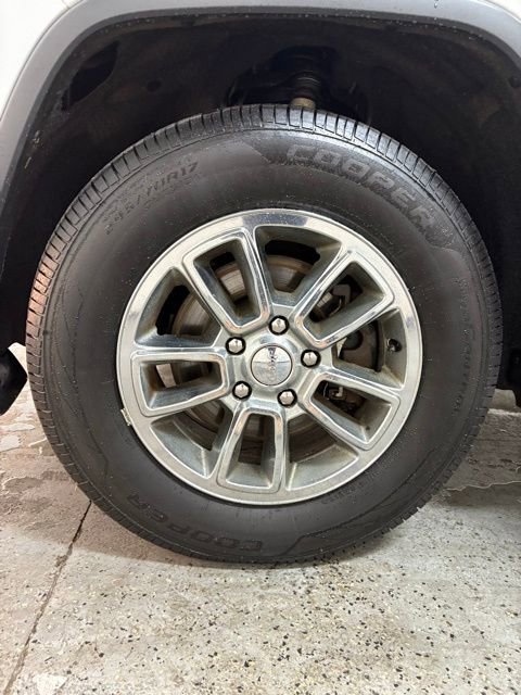 Used 2020 Jeep Grand Cherokee Laredo AWD/4WD image 12