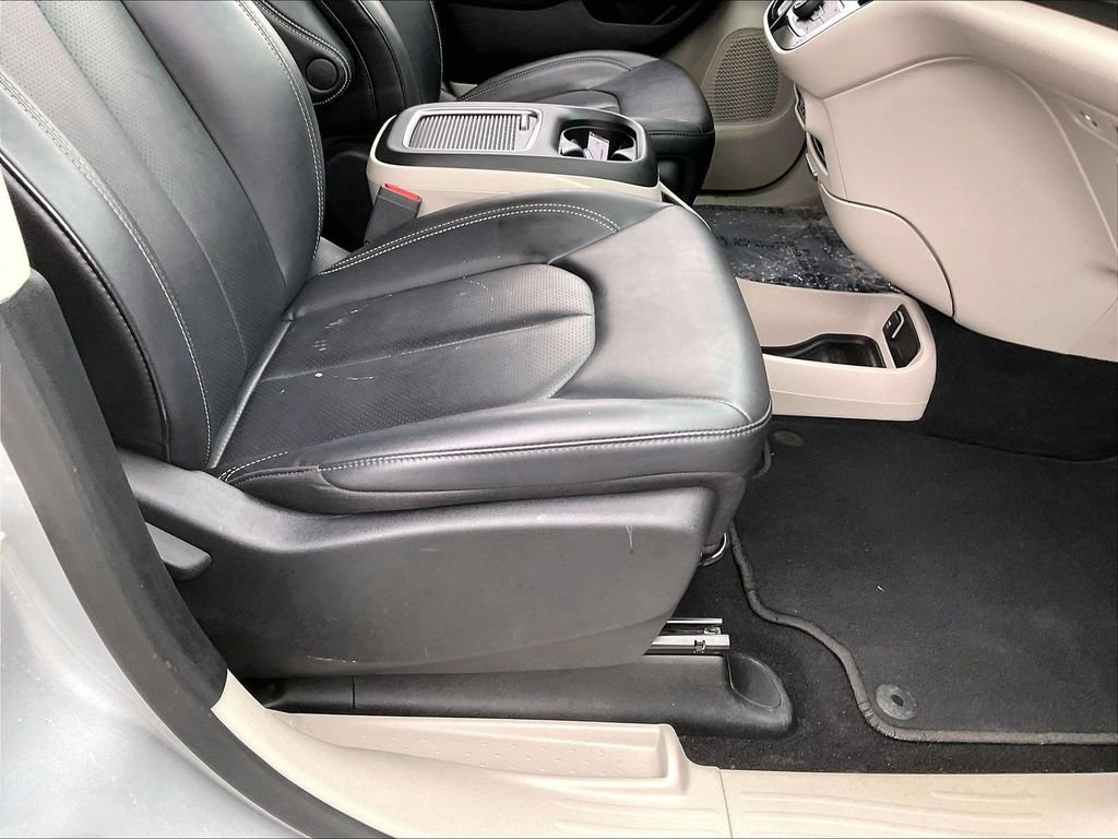 Used 2024 Chrysler Pacifica Touring-L image 35