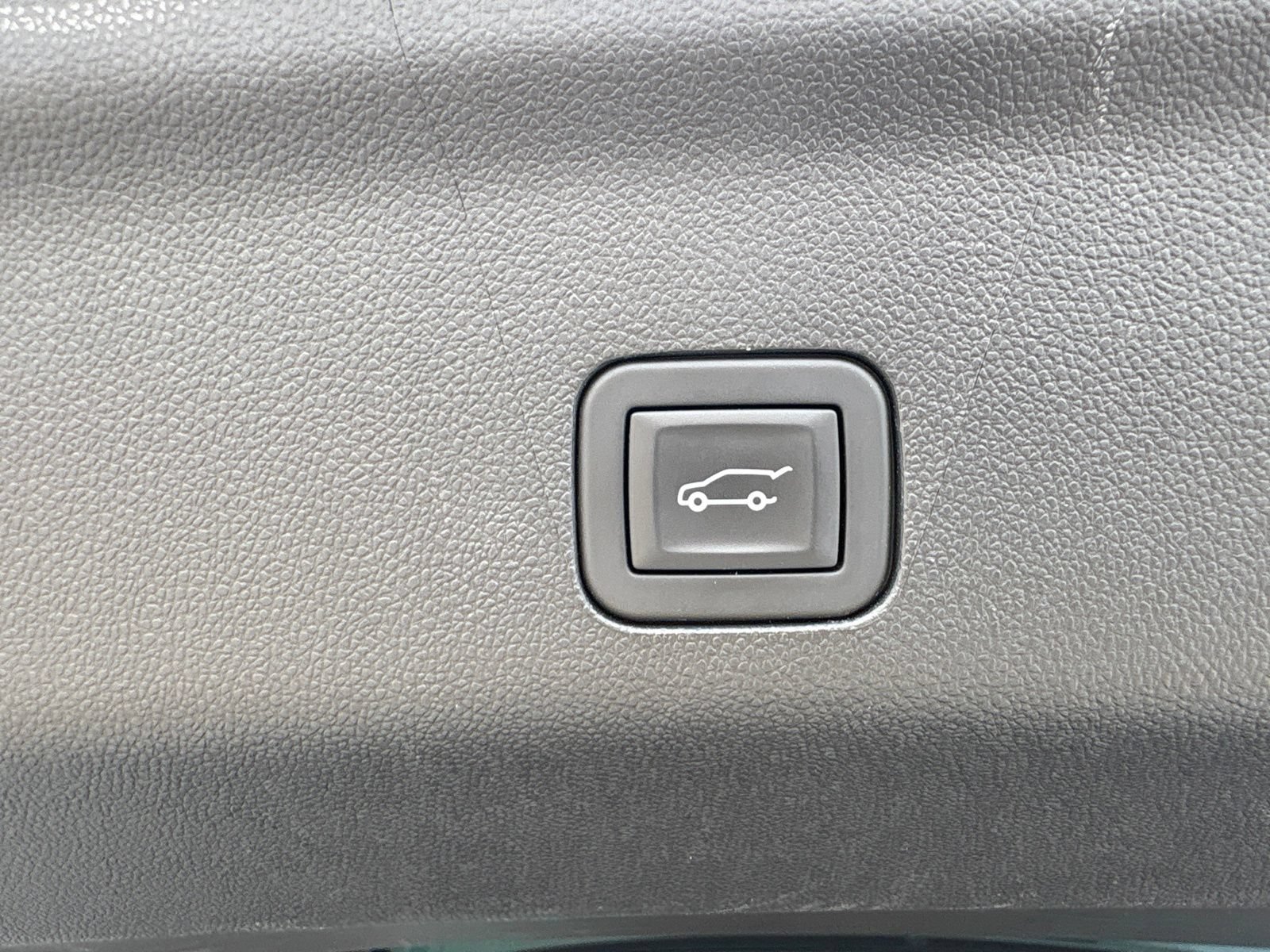 Used 2025 Chevrolet Tahoe Premier AWD/4WD image 19