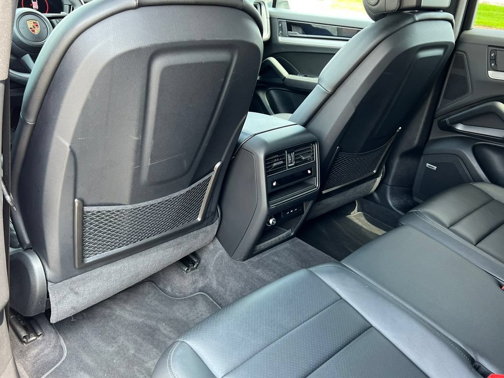 Used 2025 Porsche Cayenne AWD/4WD image 36