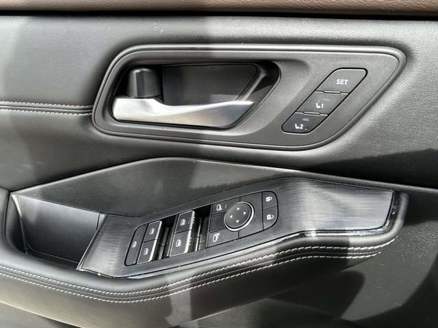 Used 2023 Nissan Rogue SL w/ SL Premium Package image 14