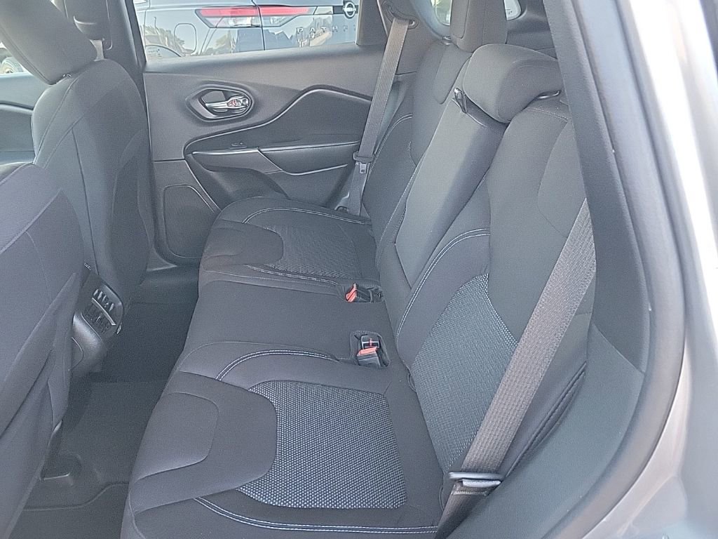 Used 2020 Jeep Cherokee Latitude FWD image 32