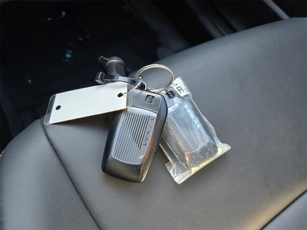 Used 2024 Toyota Venza XLE image 18