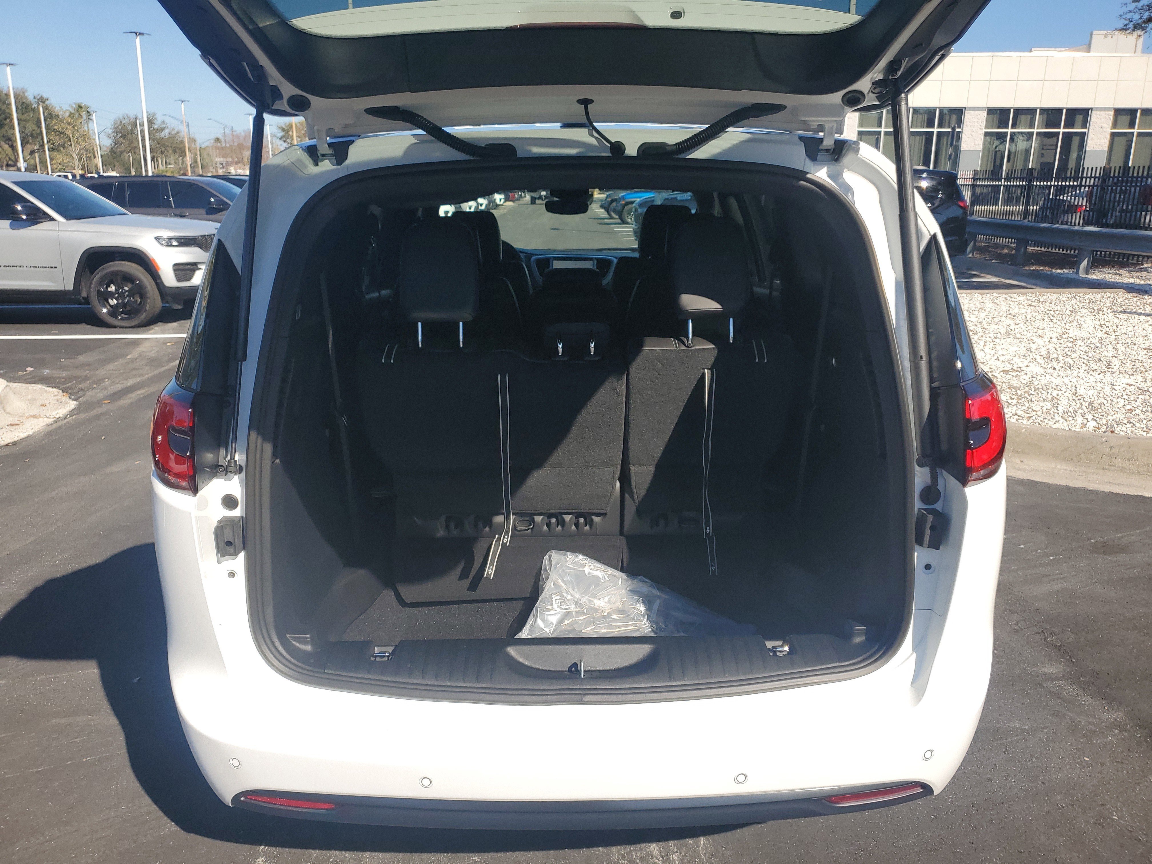 New 2026 Chrysler Pacifica Select w/ S Appearance Package FWD image 6
