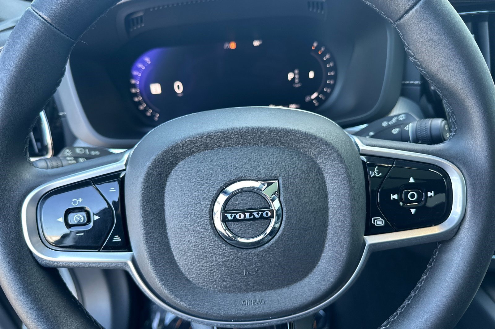 Used 2022 Volvo XC60 B5 R-Design w/ Advanced Package AWD/4WD image 11