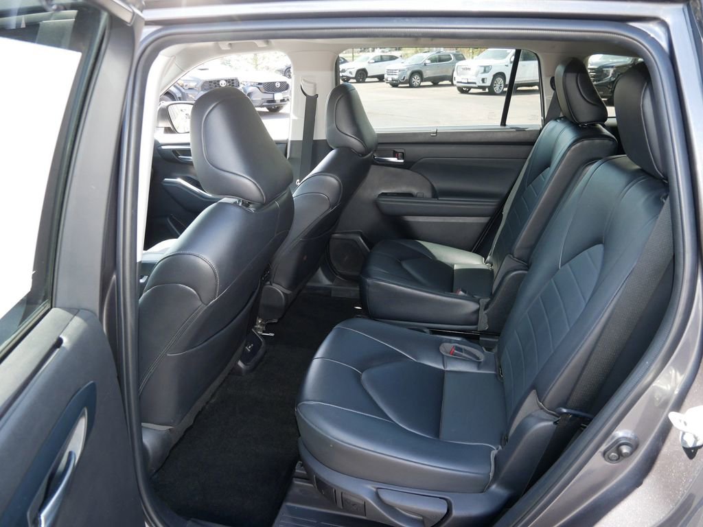 Used 2023 Toyota Highlander XLE AWD/4WD image 11