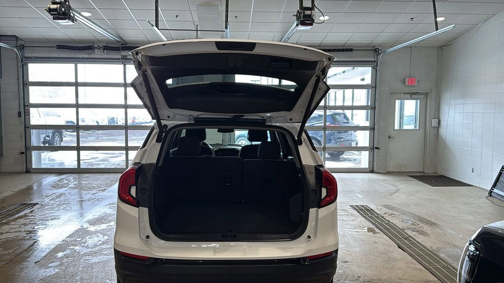Used 2023 GMC Terrain SLE w/ Driver Convenience Package image 16