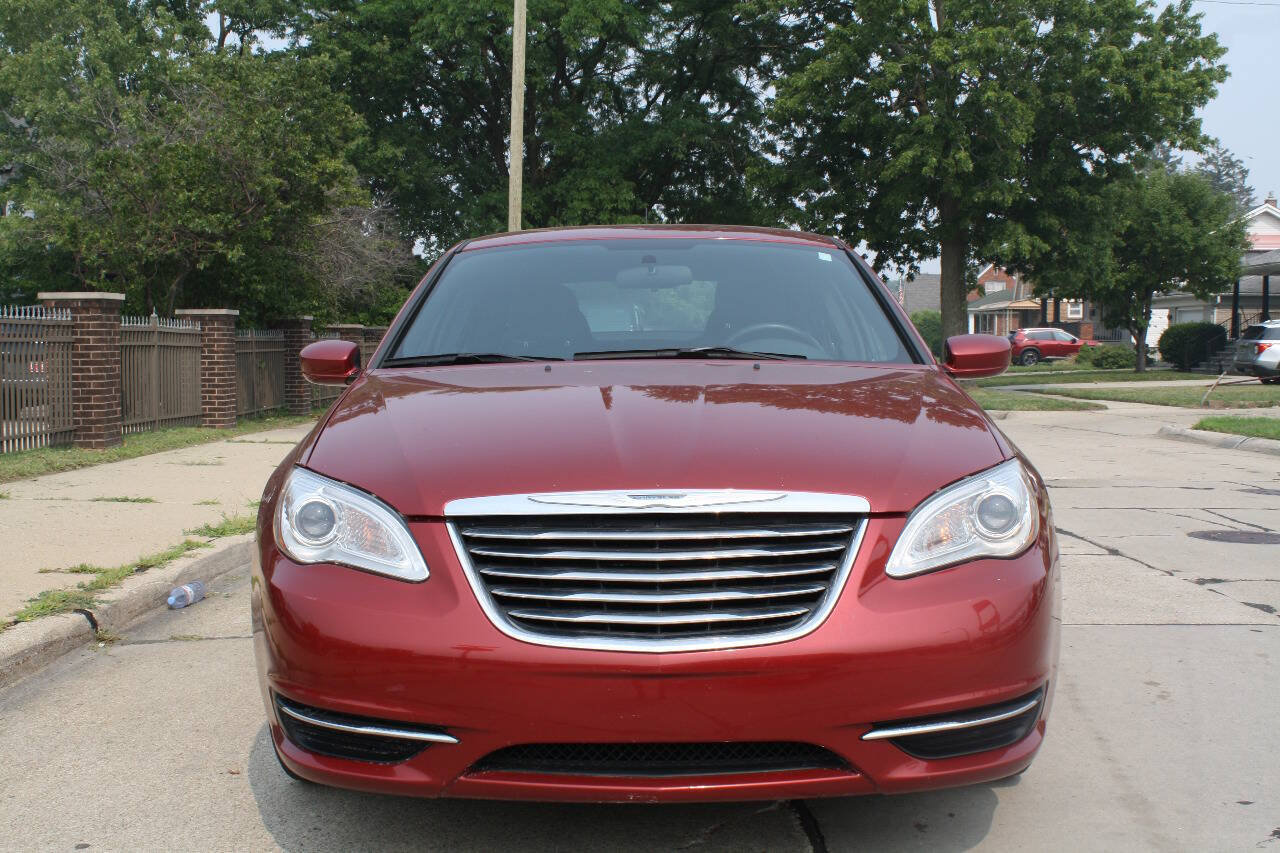 Used 2011 Chrysler 200 Touring FWD image 3