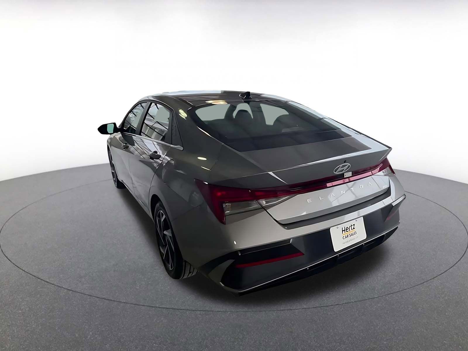 Used 2025 Hyundai Elantra Limited image 10