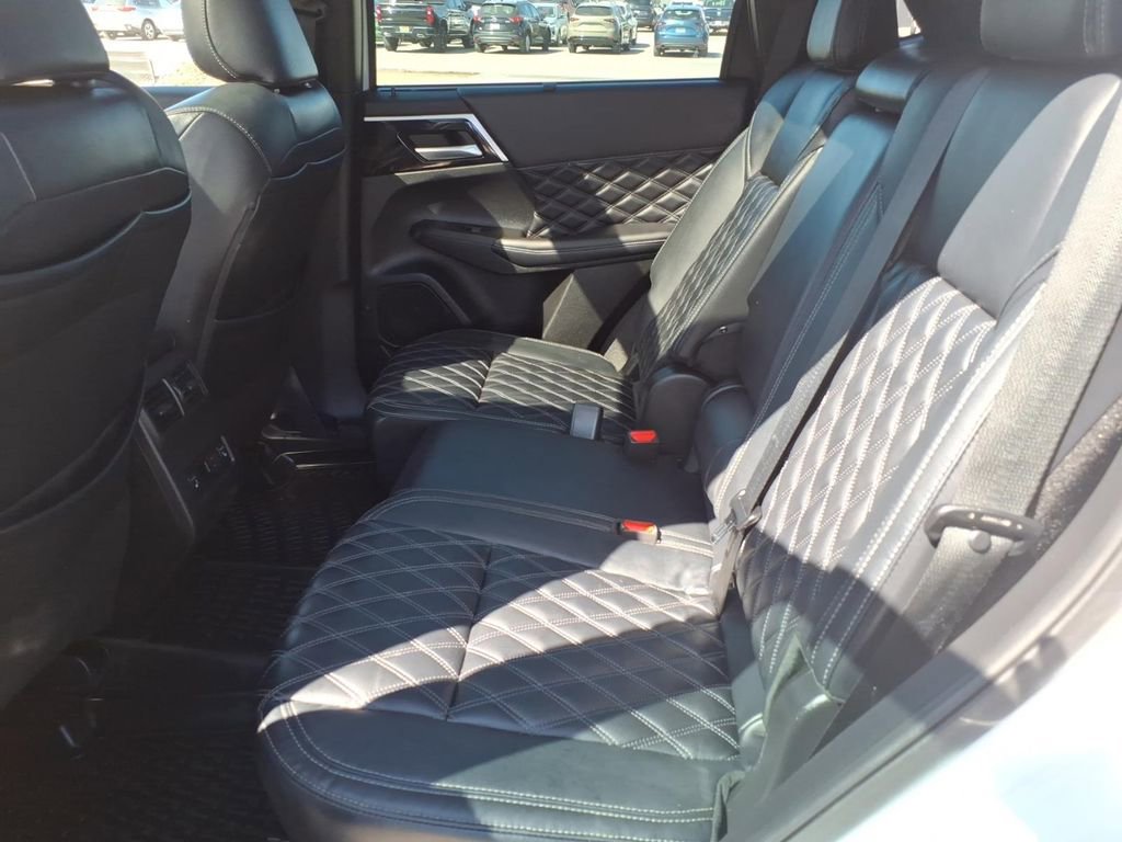 Used 2023 Mitsubishi Outlander SEL AWD/4WD image 14