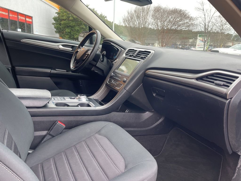 Used 2020 Ford Fusion SE image 18
