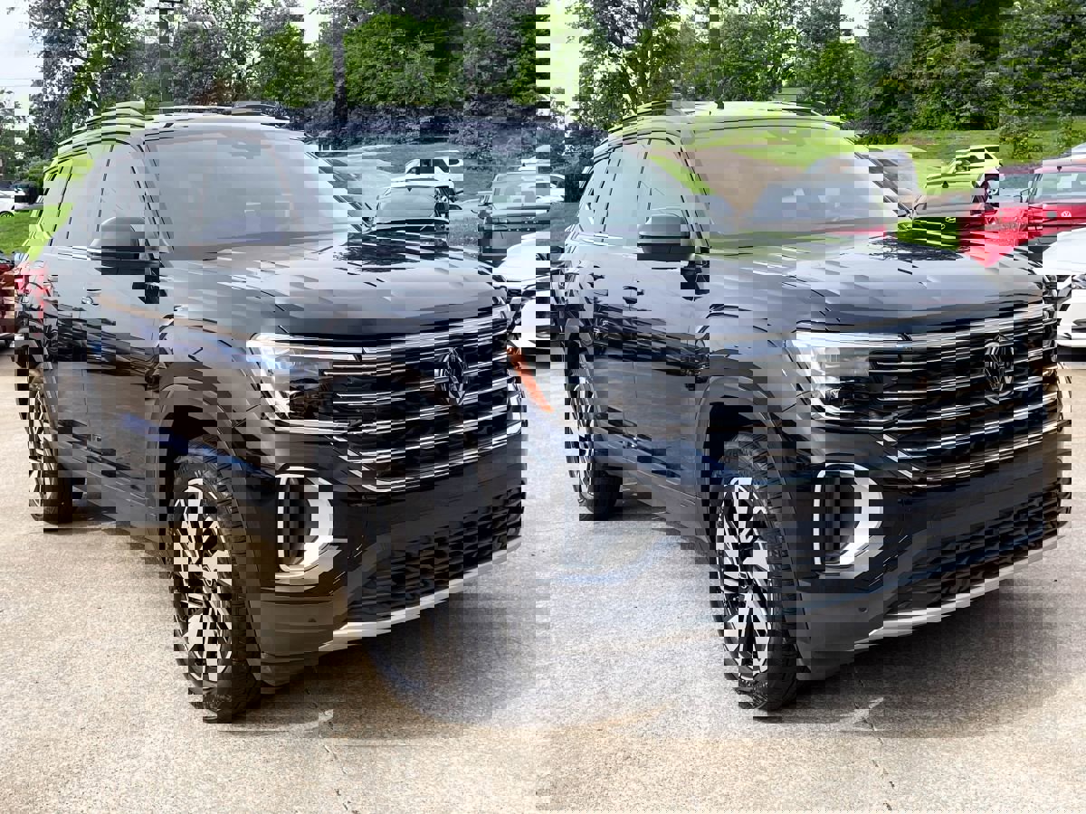 Used 2024 Volkswagen Atlas SE image 2