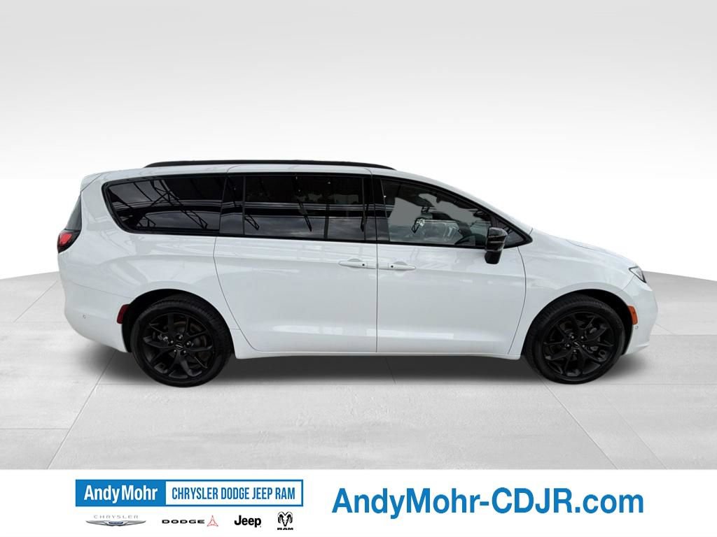 Used 2024 Chrysler Pacifica Limited w/ S Appearance Package AWD/4WD image 8