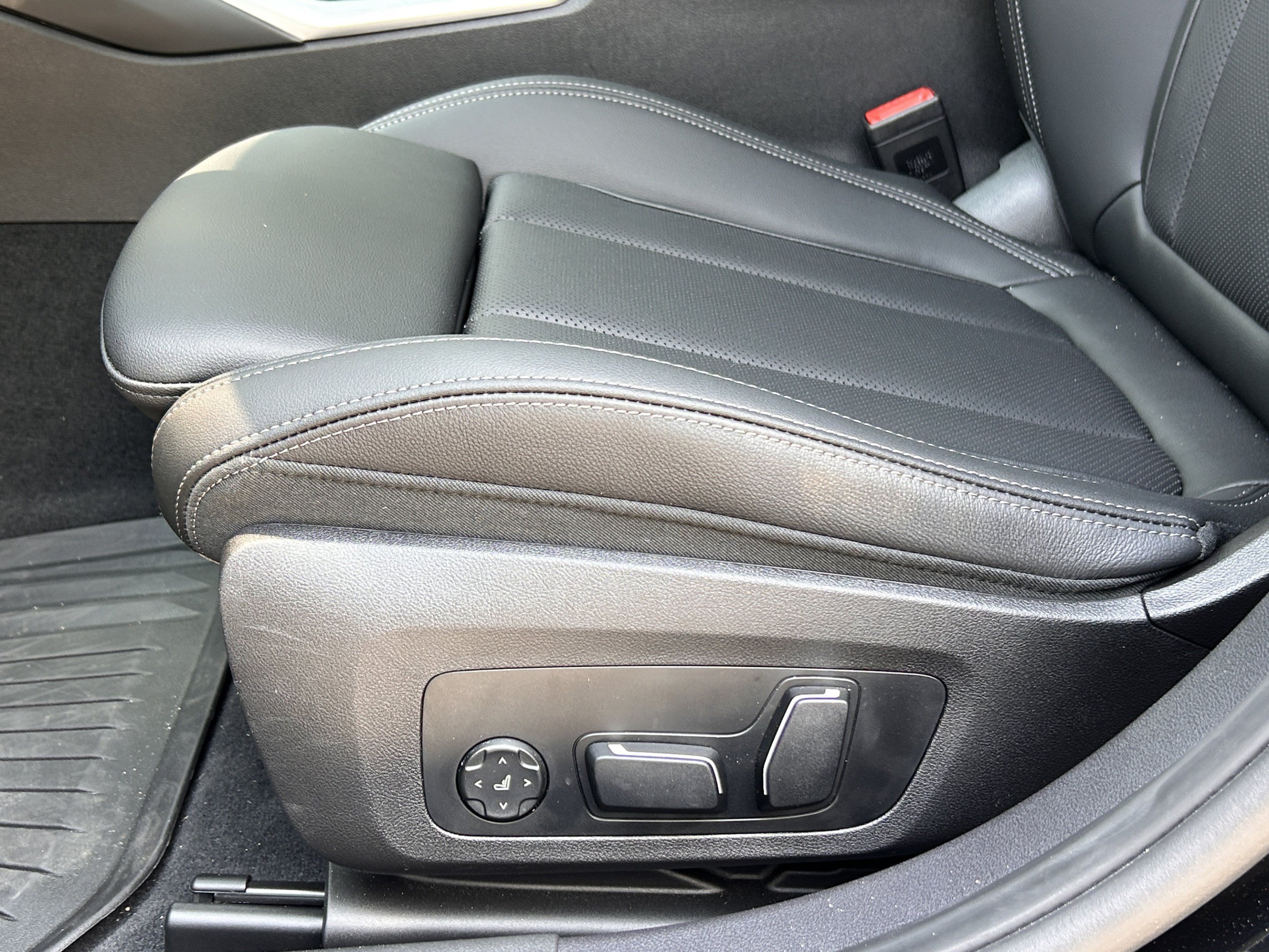 Used 2024 BMW 330e w/ Convenience Package RWD image 21