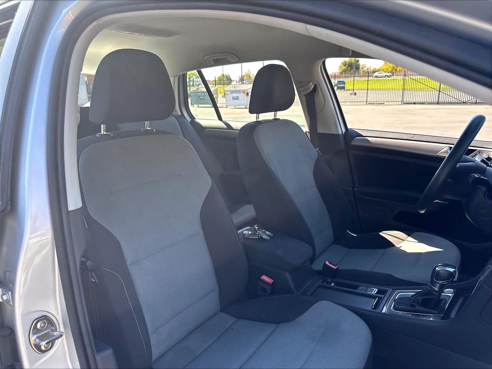 Used 2016 Volkswagen e-Golf SE w/ DC Fast Charging Package FWD image 11