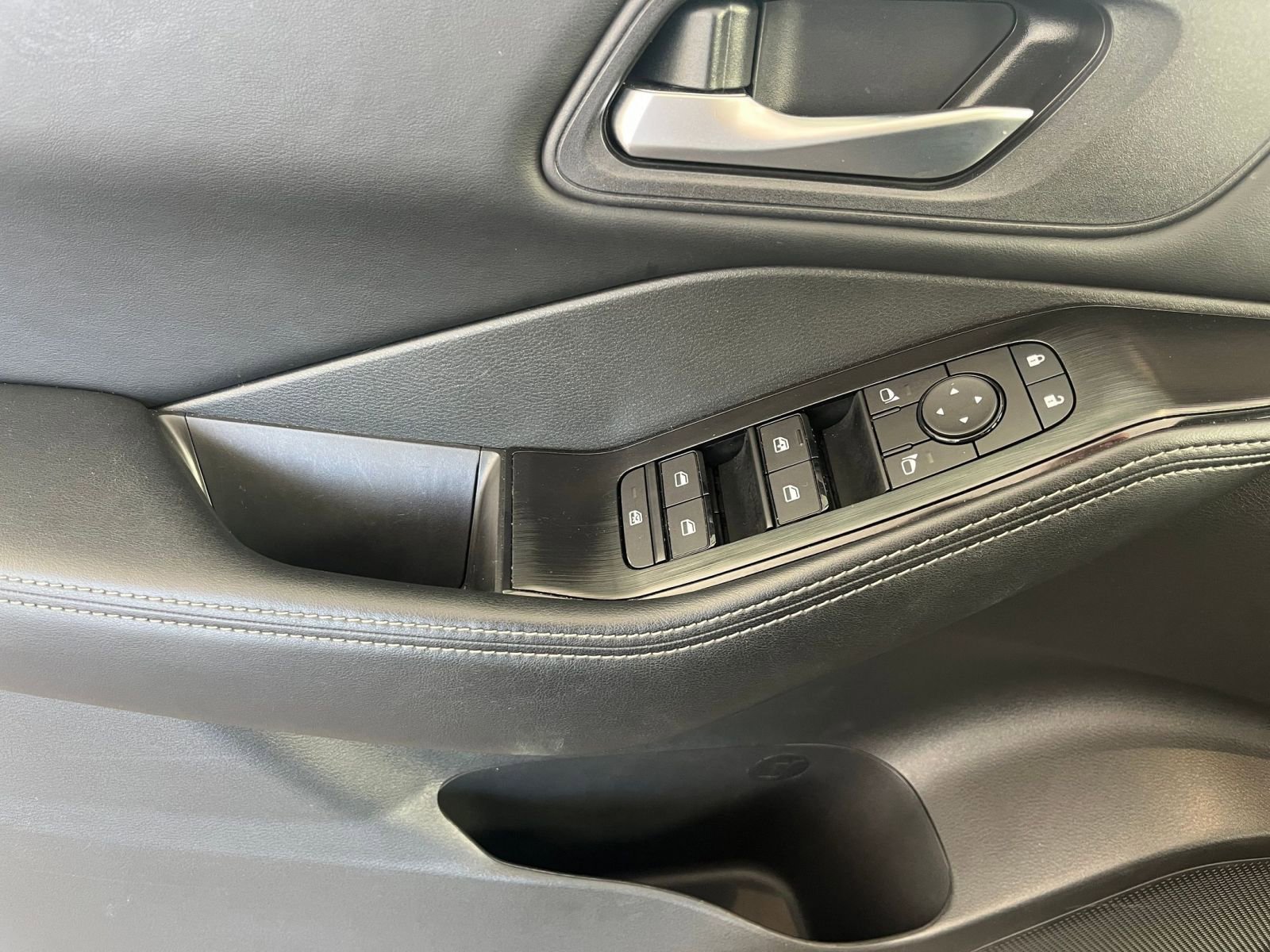 Used 2025 Nissan Rogue SV image 18