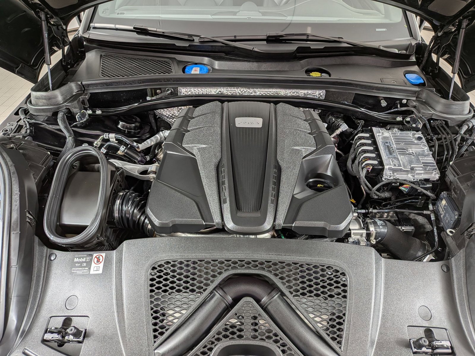 Certified 2025 Porsche Macan S AWD/4WD image 26