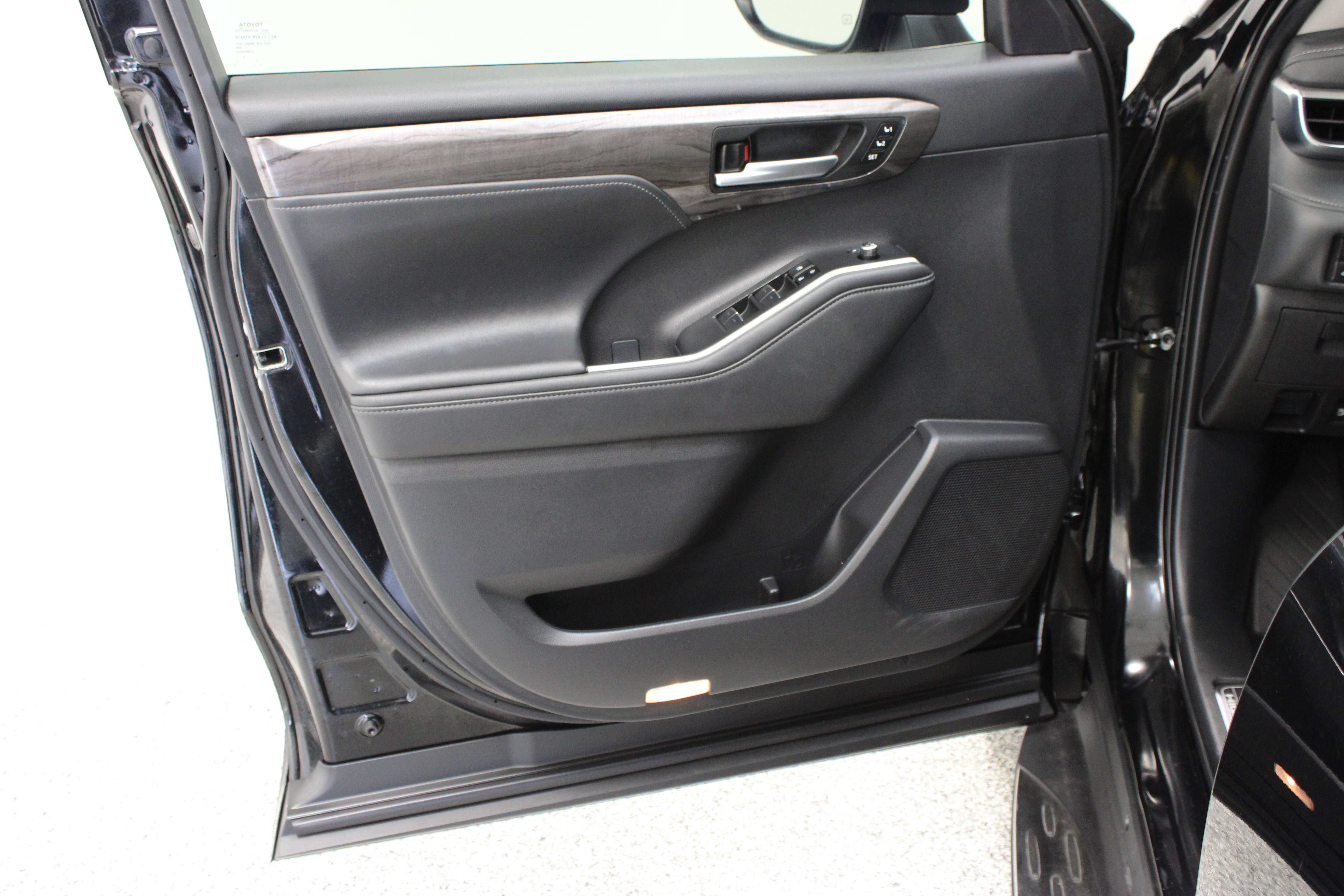 Used 2024 Toyota Highlander Platinum FWD image 12