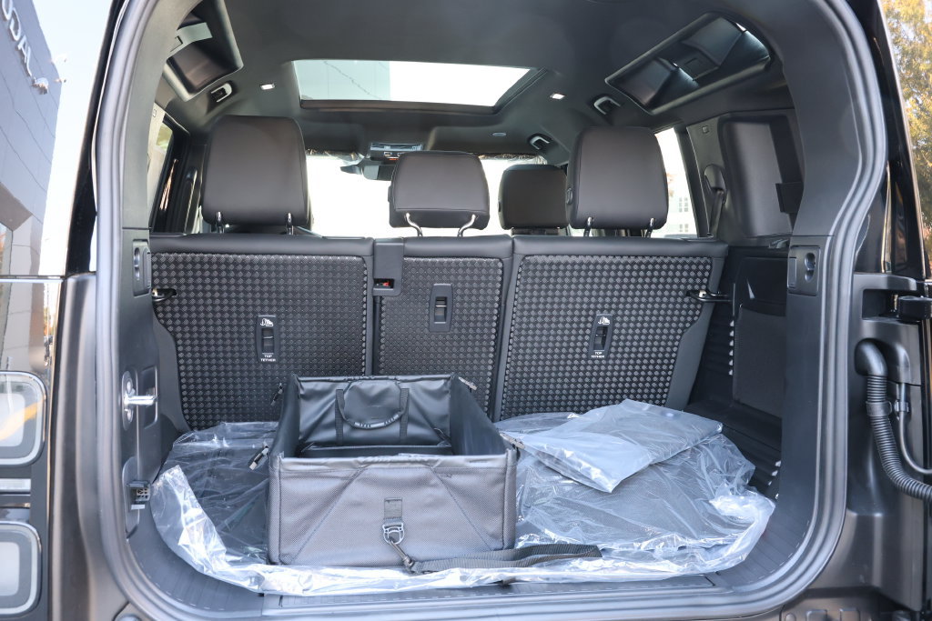 New 2026 Land Rover Defender 110 X-Dynamic SE AWD/4WD image 8