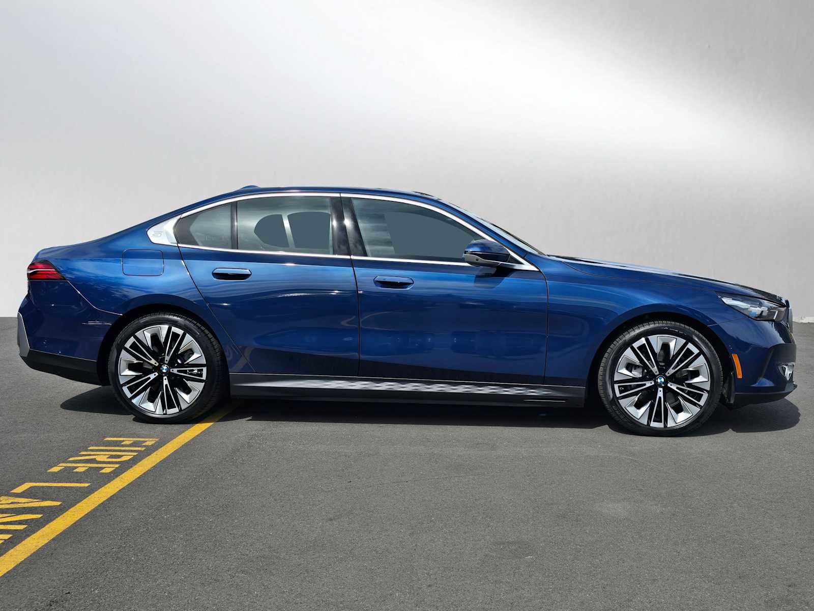 Used 2026 BMW i5 eDrive40 AWD/4WD image 2