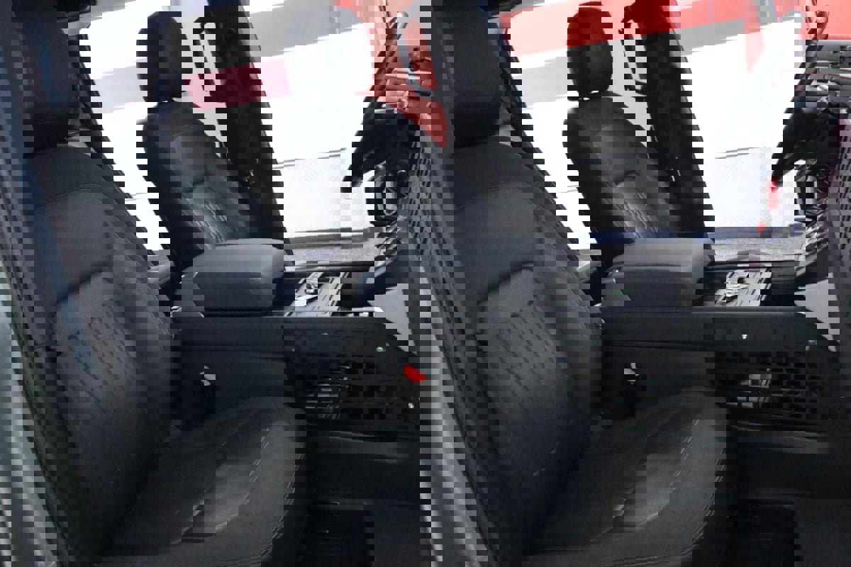 Used 2020 Land Rover Defender 110 SE image 27