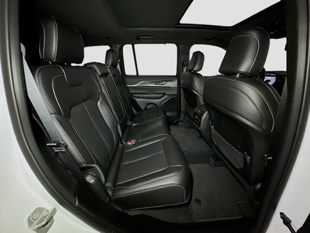 New 2025 Jeep Grand Cherokee Limited w/ Luxury Tech Group II AWD/4WD image 31
