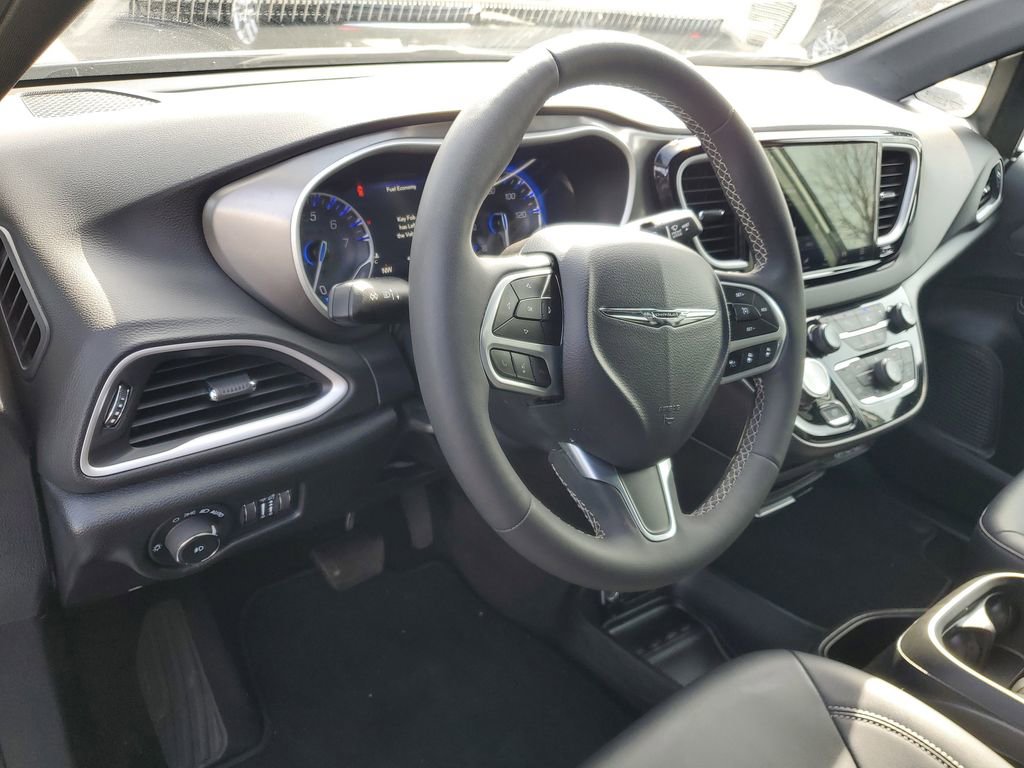 Used 2025 Chrysler Pacifica Select image 11