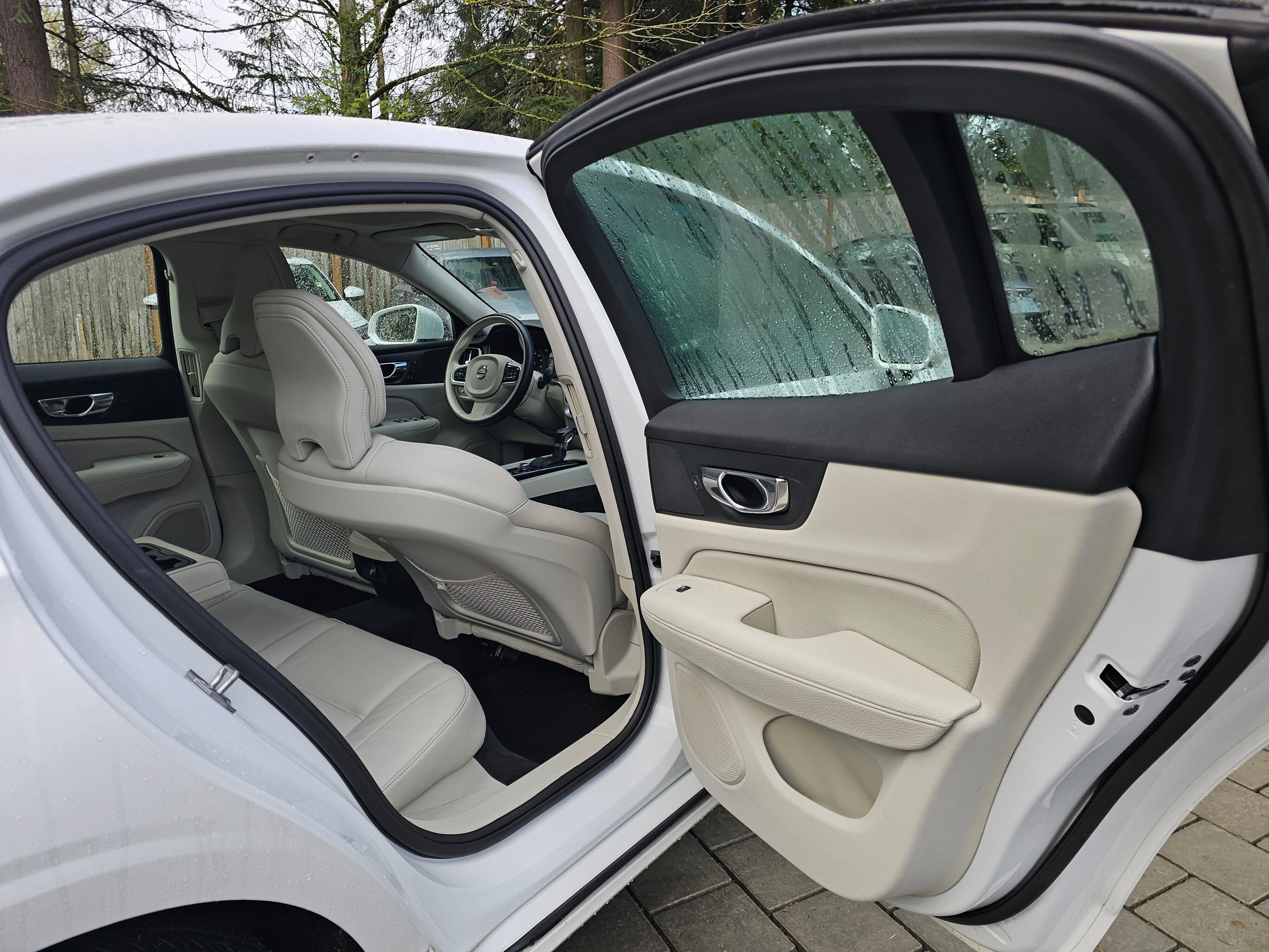 Used 2020 Volvo S60 T5 Momentum FWD image 12
