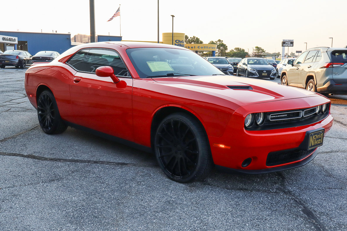 Used 2019 Dodge Challenger SXT image 3