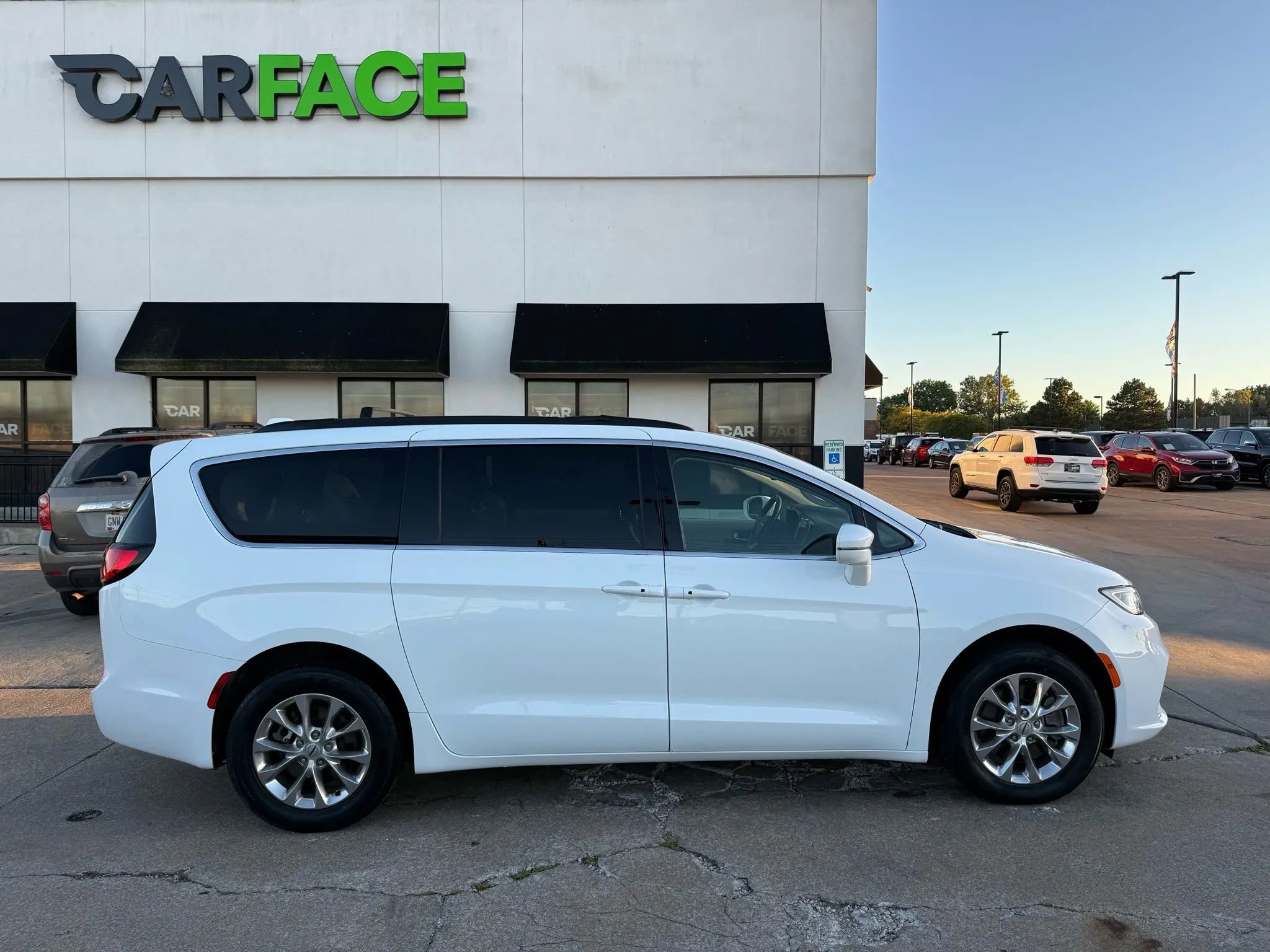 Used 2022 Chrysler Pacifica Touring-L image 18