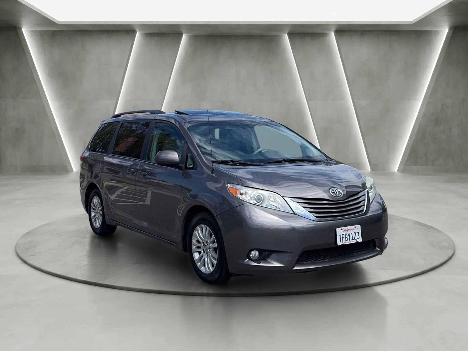 Used 2014 Toyota Sienna XLE FWD image 9