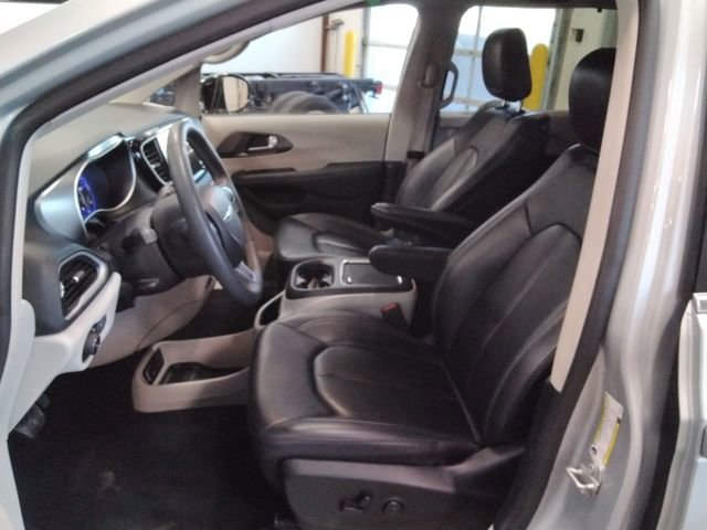 Used 2024 Chrysler Pacifica Touring-L image 9
