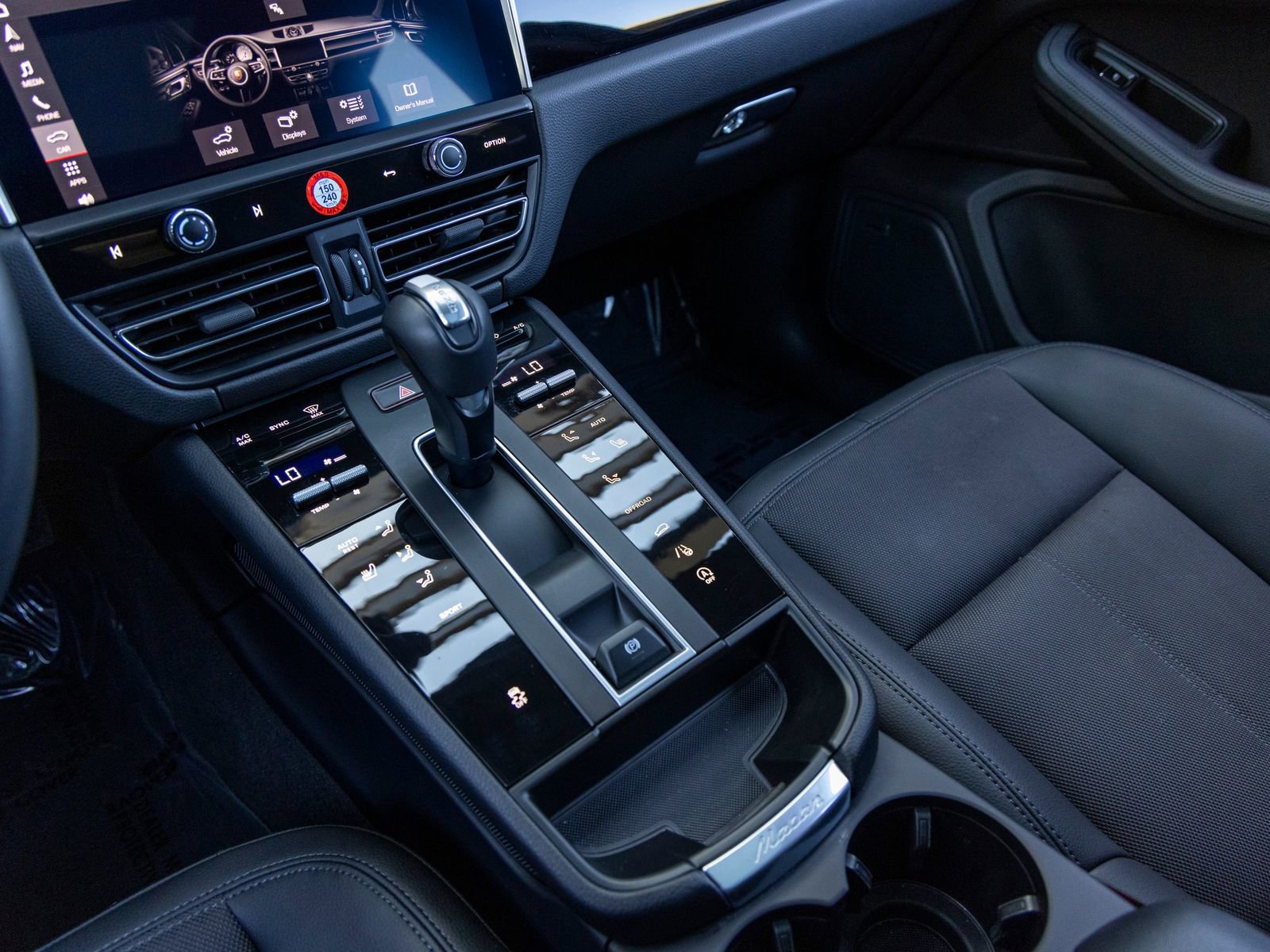 Certified 2025 Porsche Macan AWD/4WD image 41