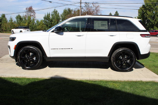 New 2027 Jeep Grand Cherokee Limited w/ Limited Altitude Package AWD/4WD image 28