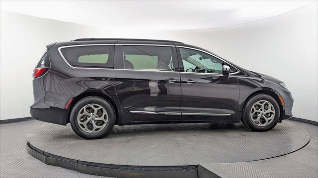 Used 2023 Chrysler Pacifica Limited FWD image 9
