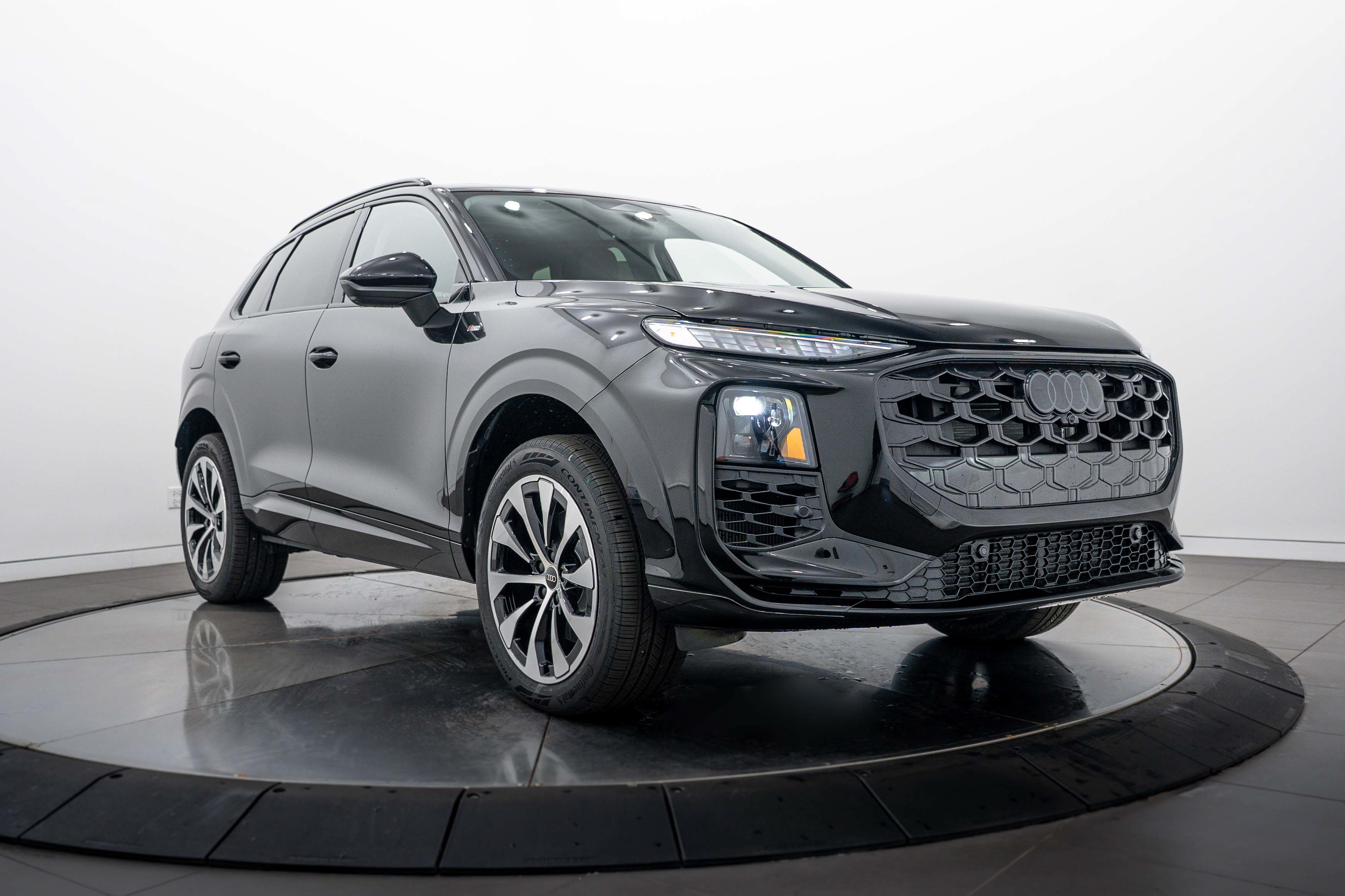New 2026 Audi Q3 quattro 2.0T AWD/4WD image 1