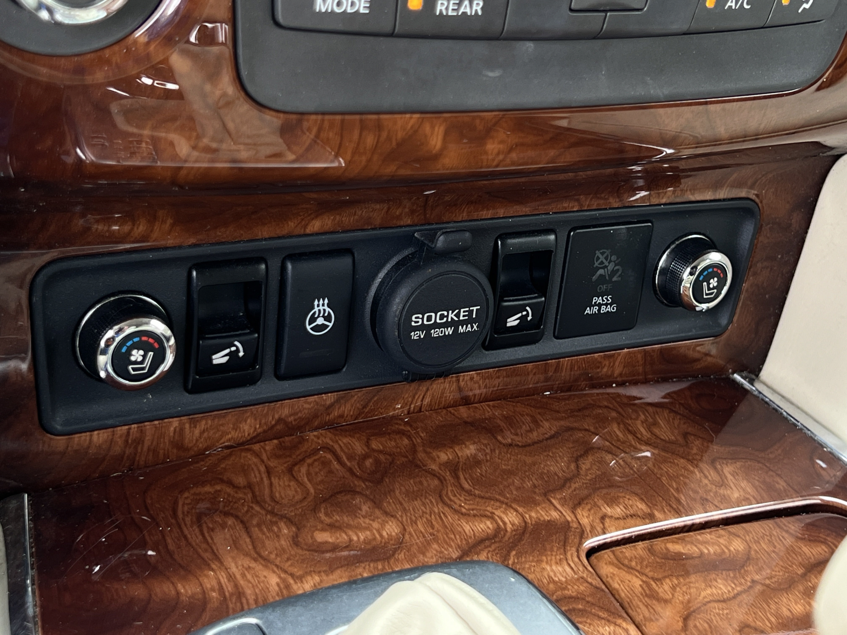 Used 2015 INFINITI QX80 2WD w/ Deluxe Technology Package image 21