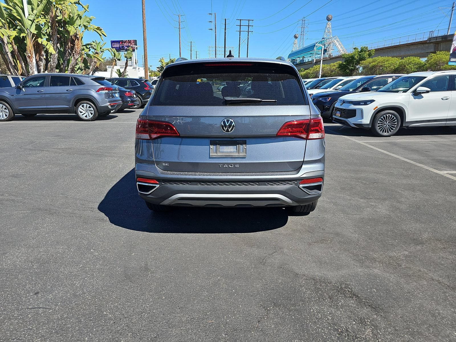 Used 2023 Volkswagen Taos SE w/ Panoramic Sunroof Package FWD image 6