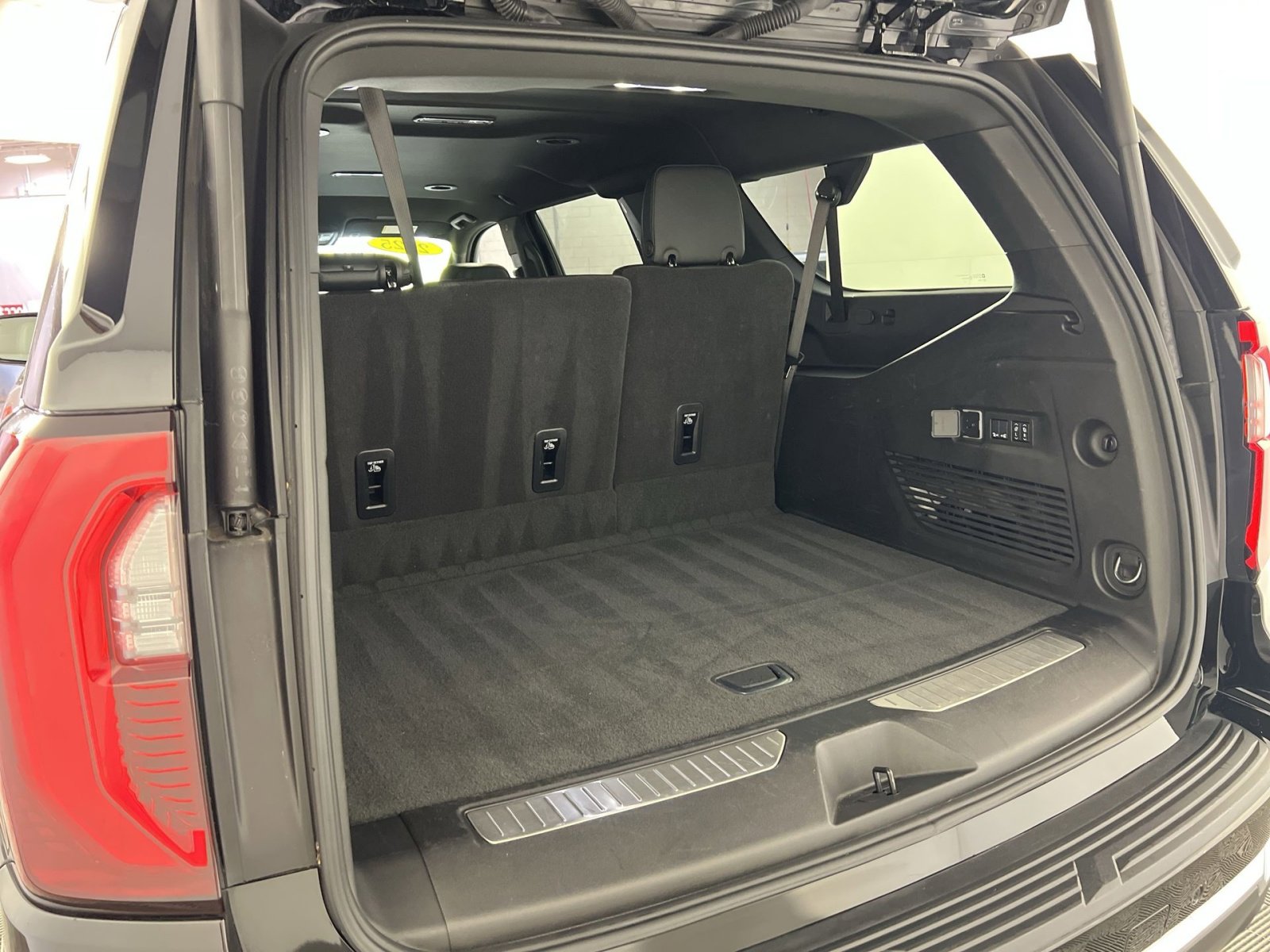 Used 2025 GMC Yukon XL Denali AWD/4WD image 28