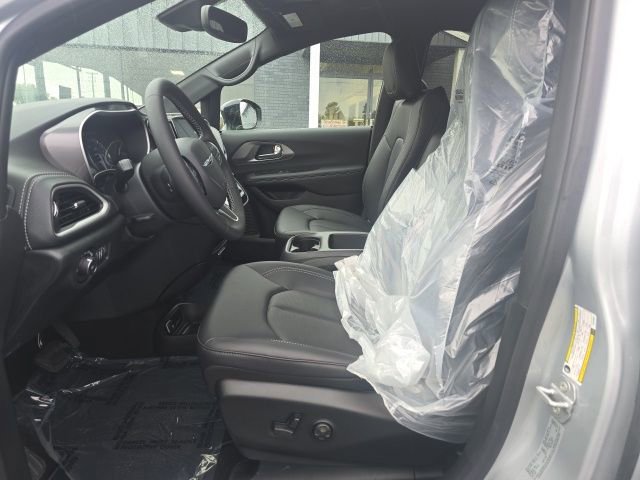 New 2026 Chrysler Pacifica Select image 10