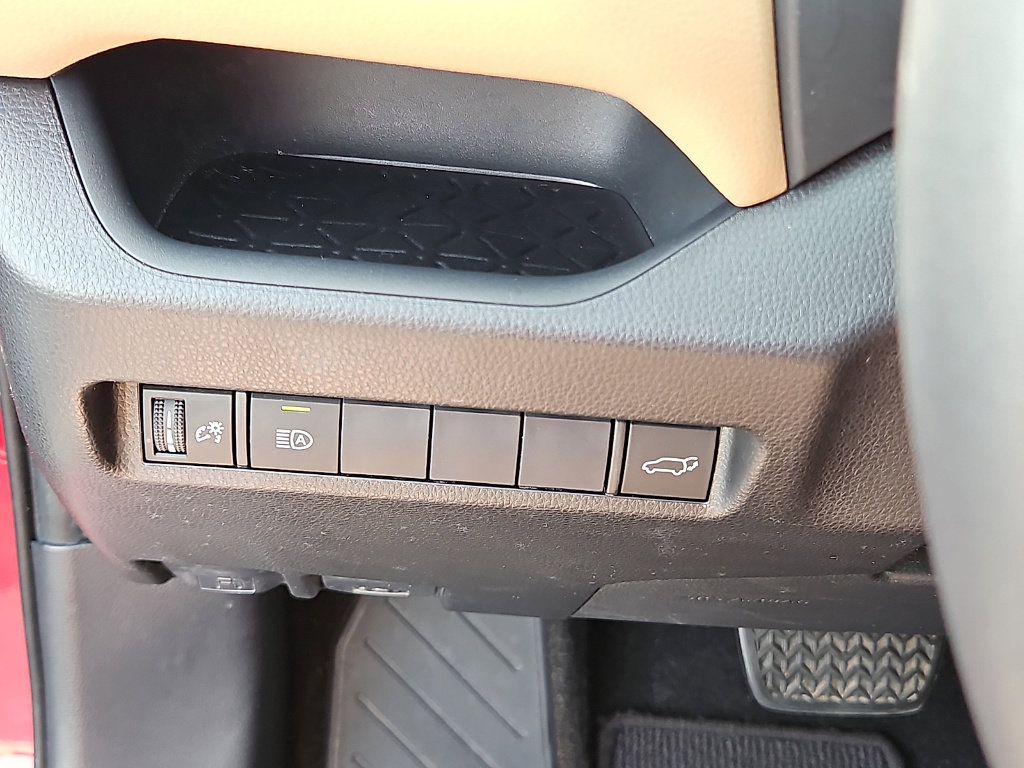 Used 2020 Toyota RAV4 XLE Premium FWD image 15