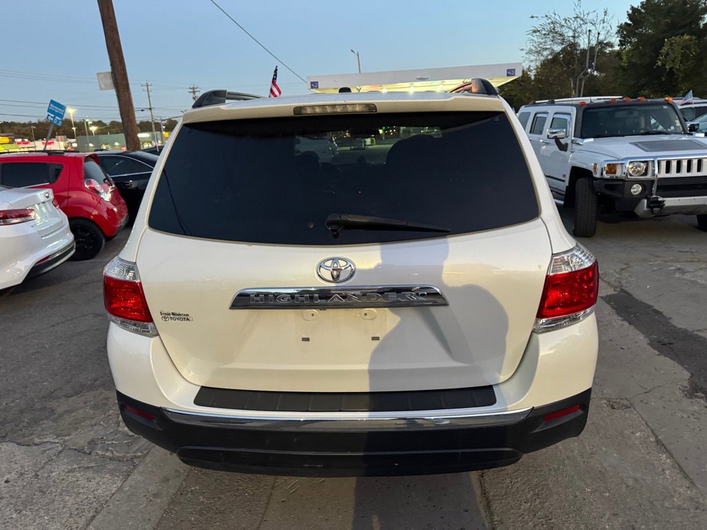 Used 2012 Toyota Highlander SE w/ Tow Pkg image 6