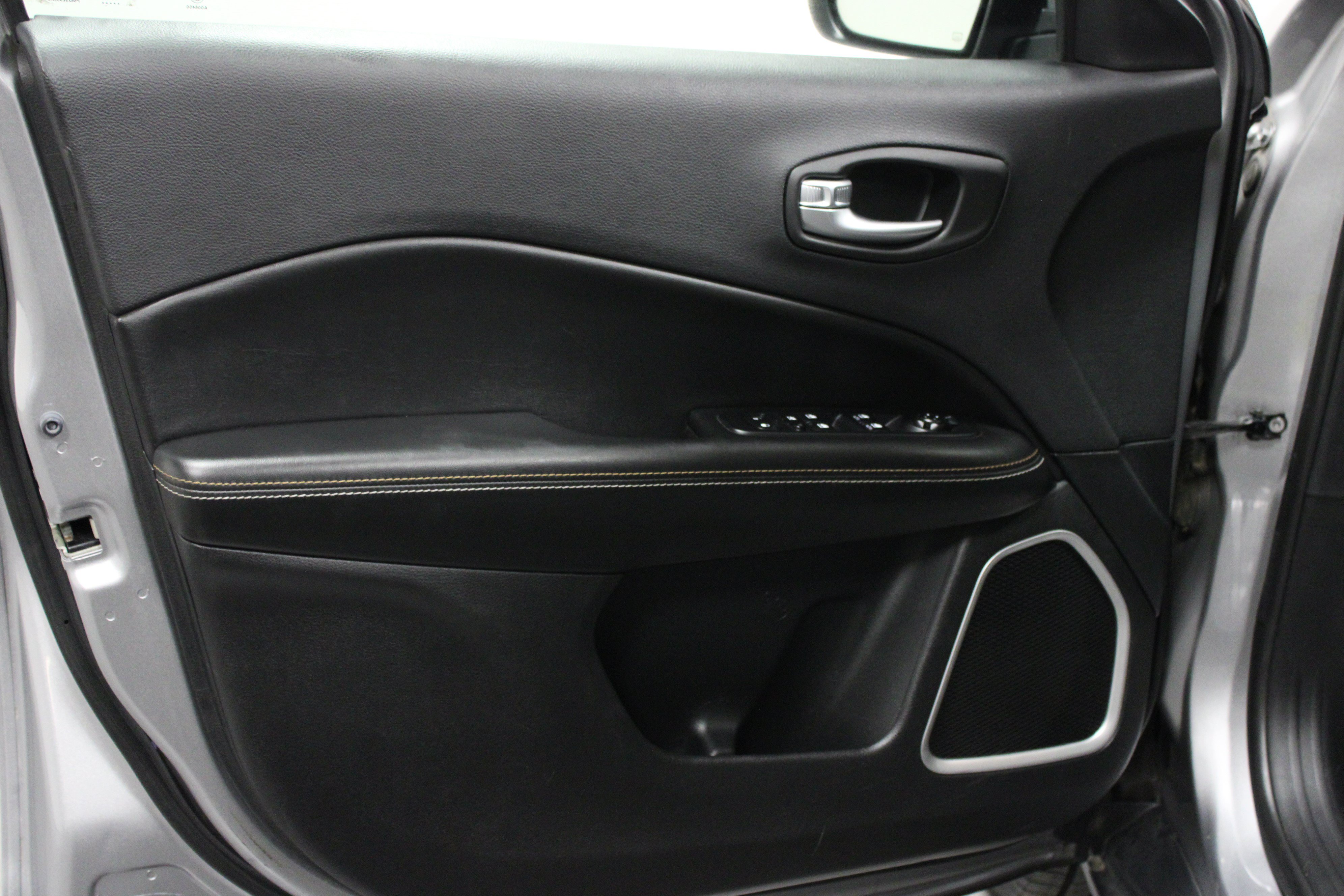 Used 2018 Jeep Compass Latitude w/ Popular Equipment Group FWD image 11