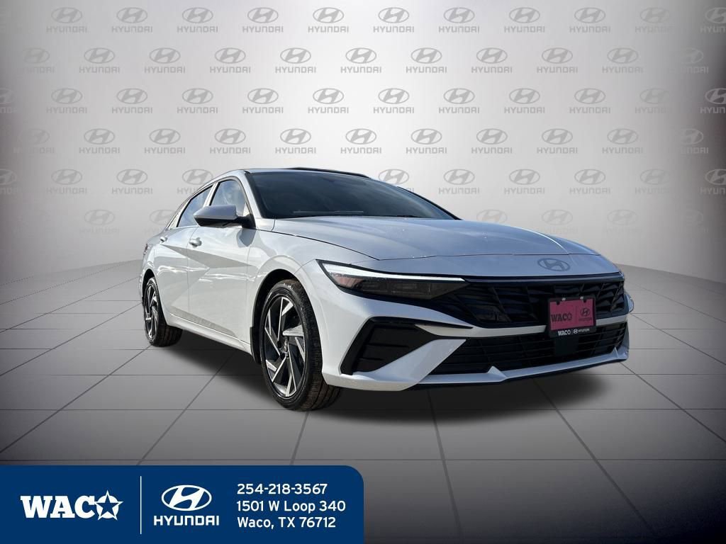 Used 2025 Hyundai Elantra SEL image 3