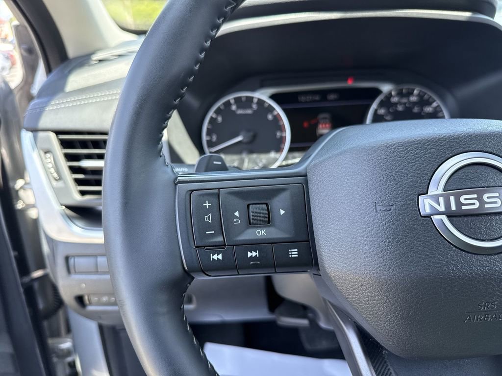 Used 2025 Nissan Rogue SV image 14