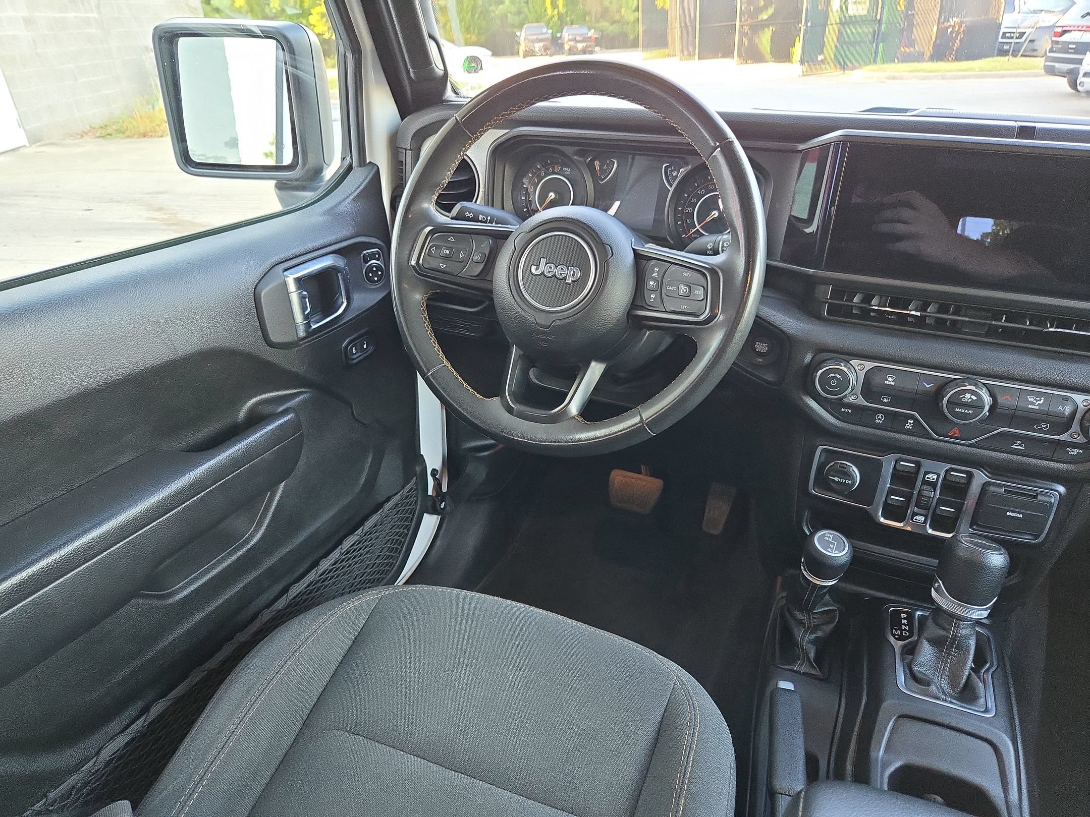 Used 2025 Jeep Gladiator Sport AWD/4WD image 9