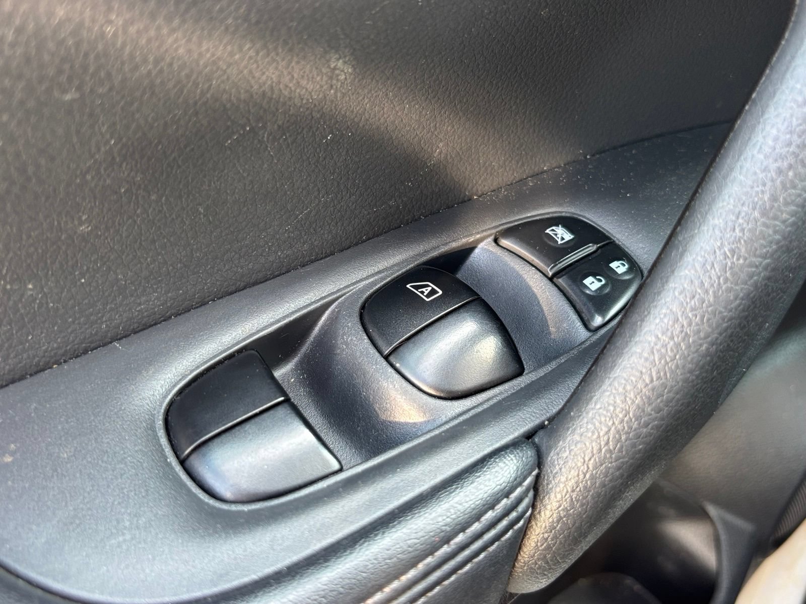 Used 2018 Nissan Rogue S AWD/4WD image 8