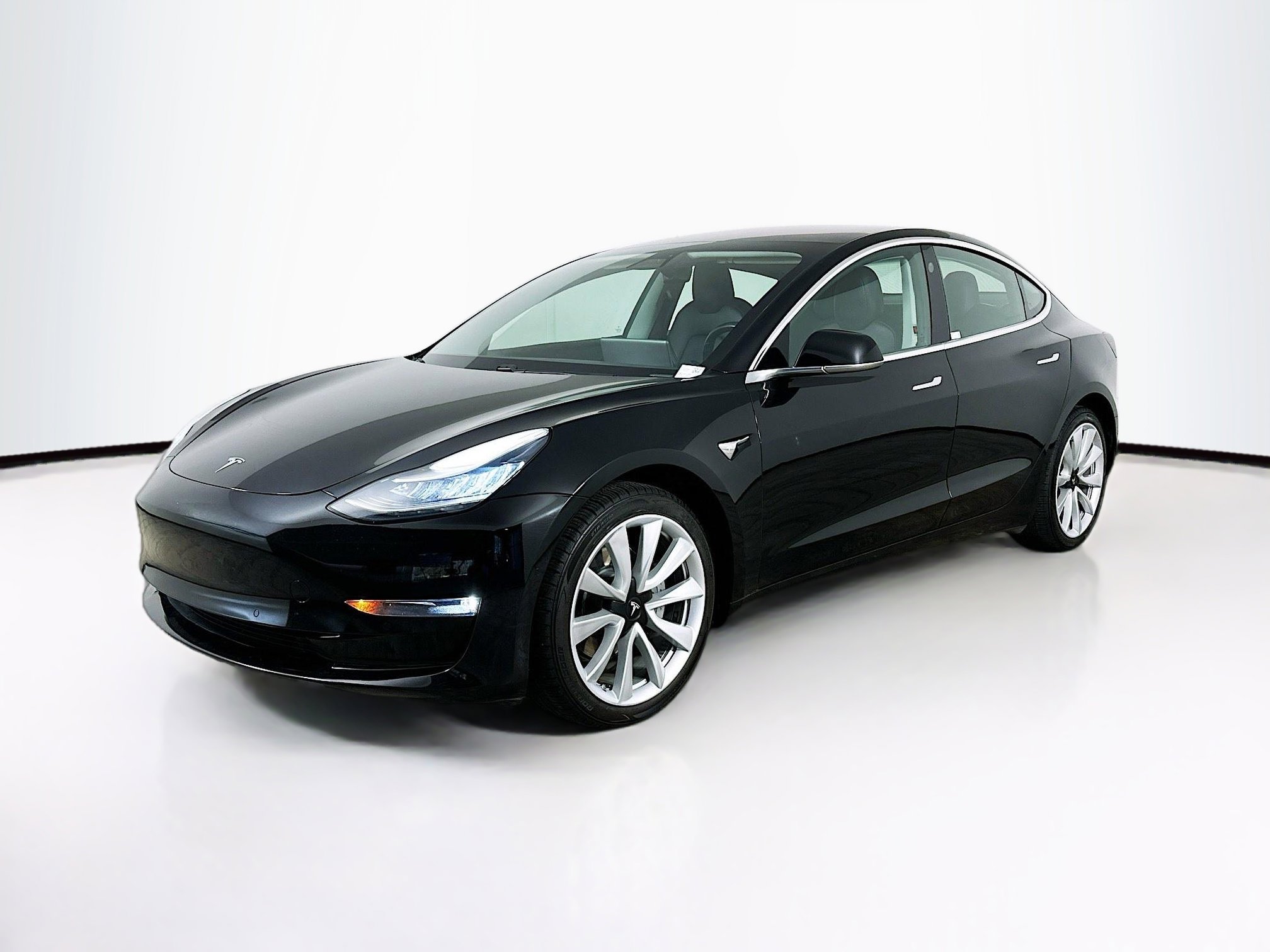 Used 2019 Tesla Model 3 Standard Range Plus image 3
