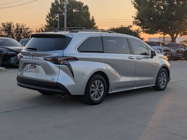 Used 2023 Toyota Sienna XLE FWD image 5