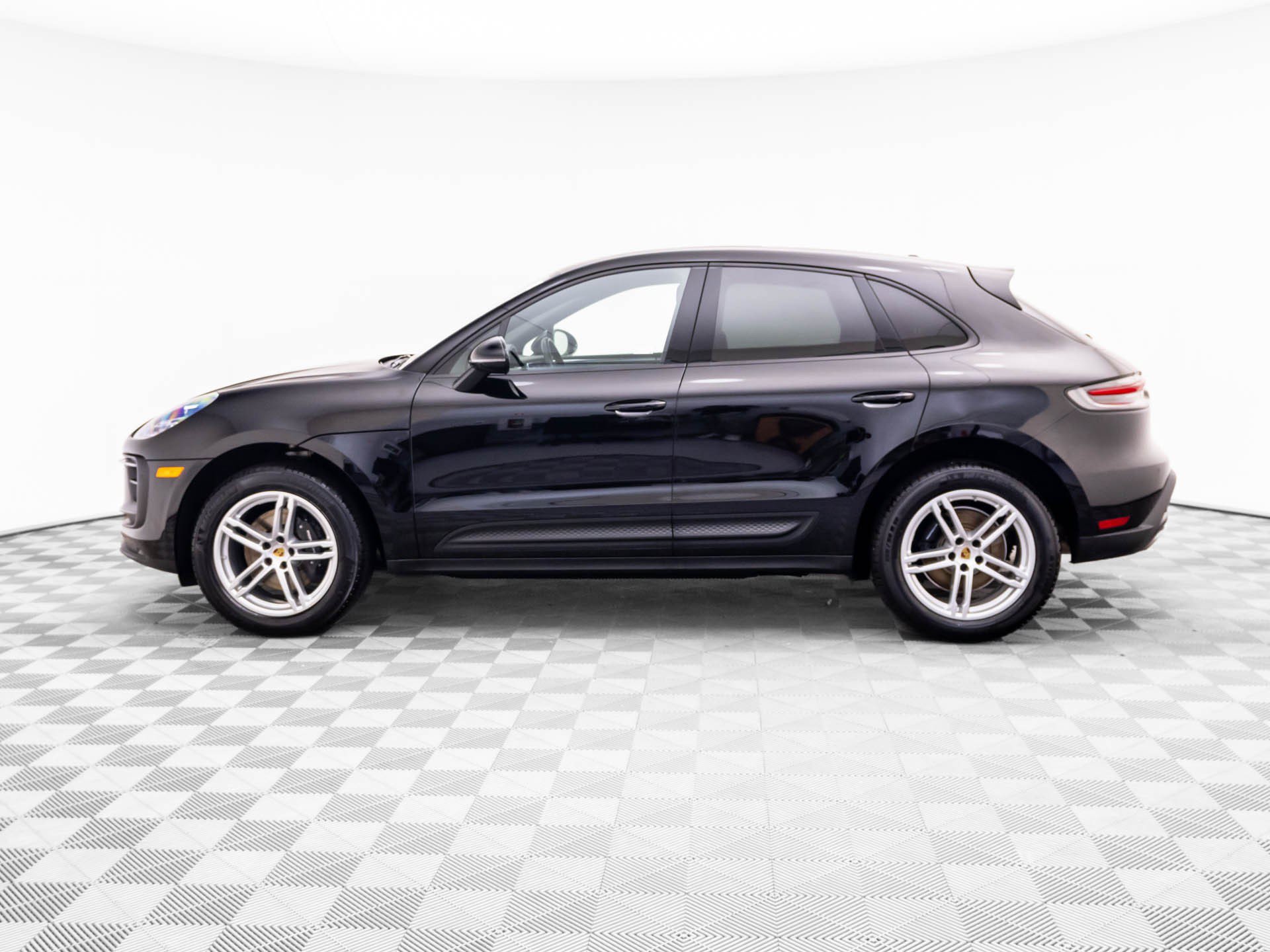 Certified 2026 Porsche Macan AWD/4WD image 2